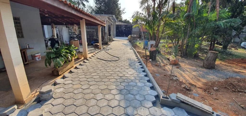 Piso intertravado em obra residencial